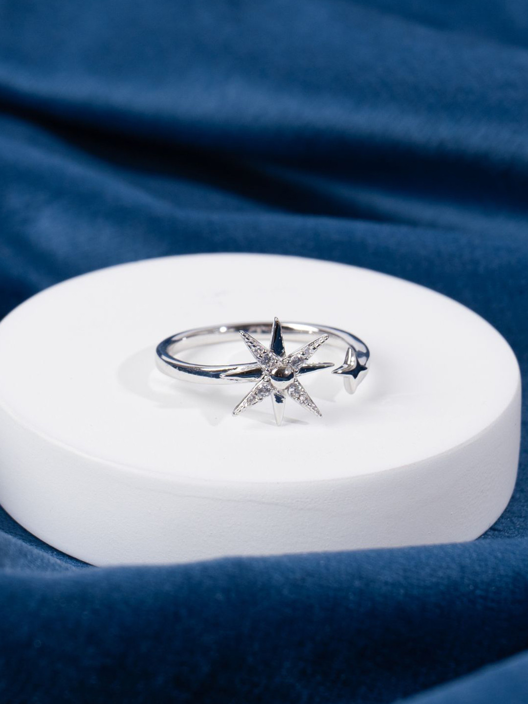 GLYTERS 92.5 Sterling Silver Stone-Studded Twinkling Star Wrap Finger Ring