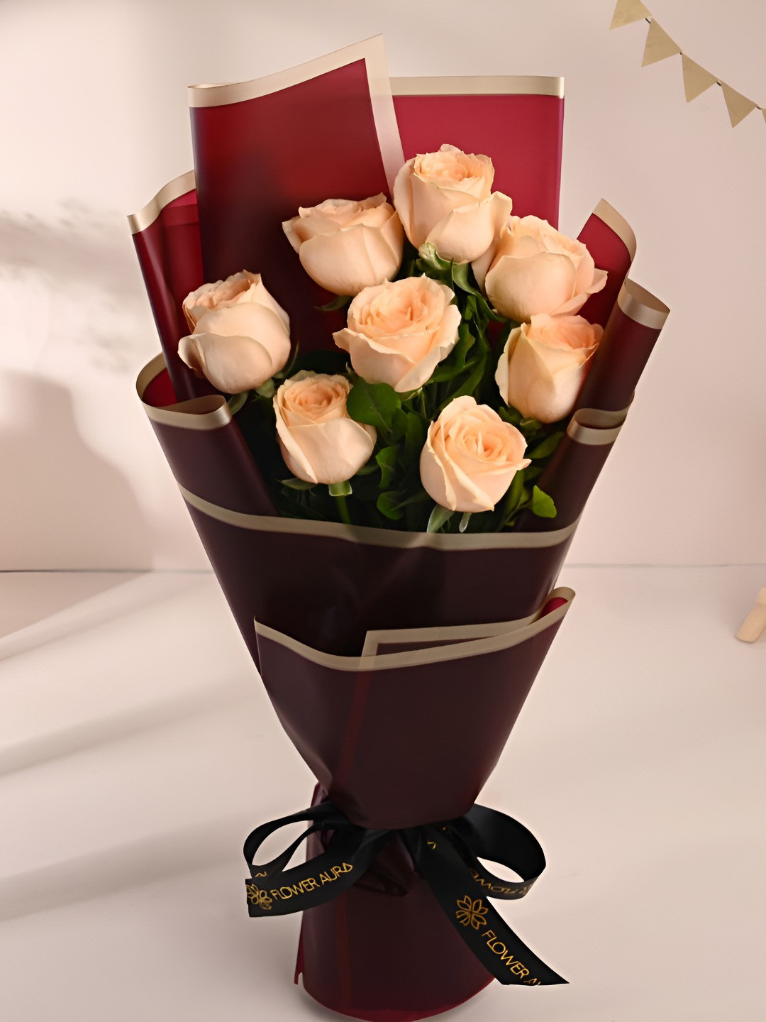 Floweraura Peach-Coloured and Green 8 Pieces Fresh Roses Bouquet 10 cm
