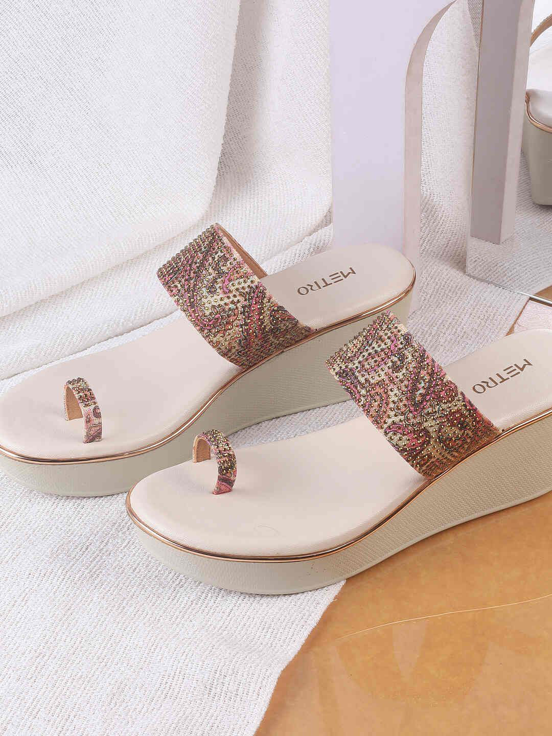 Metro Platform with Buckles