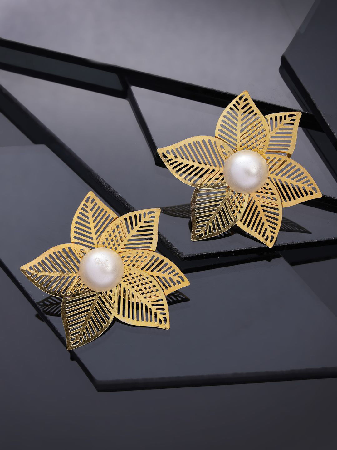 VESTIDO MODAS Gold-Plated Pearls Studded Floral Studs