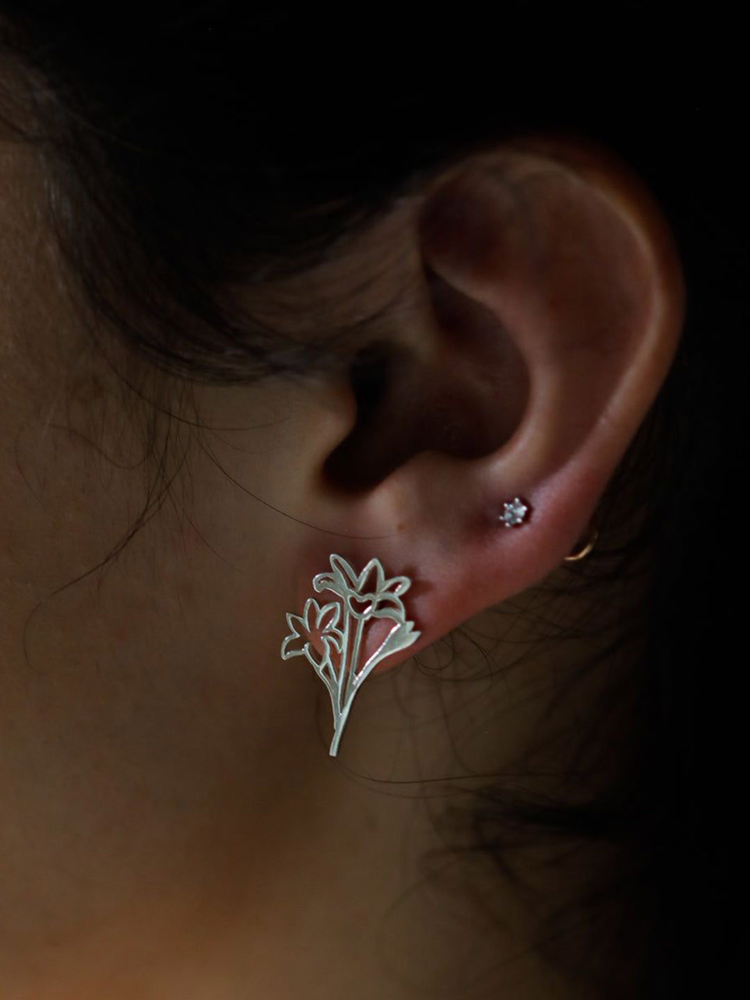 House of Aadyaa 925 Sterling Silver Floral Shaped Rajanigandha Oxidised Studs