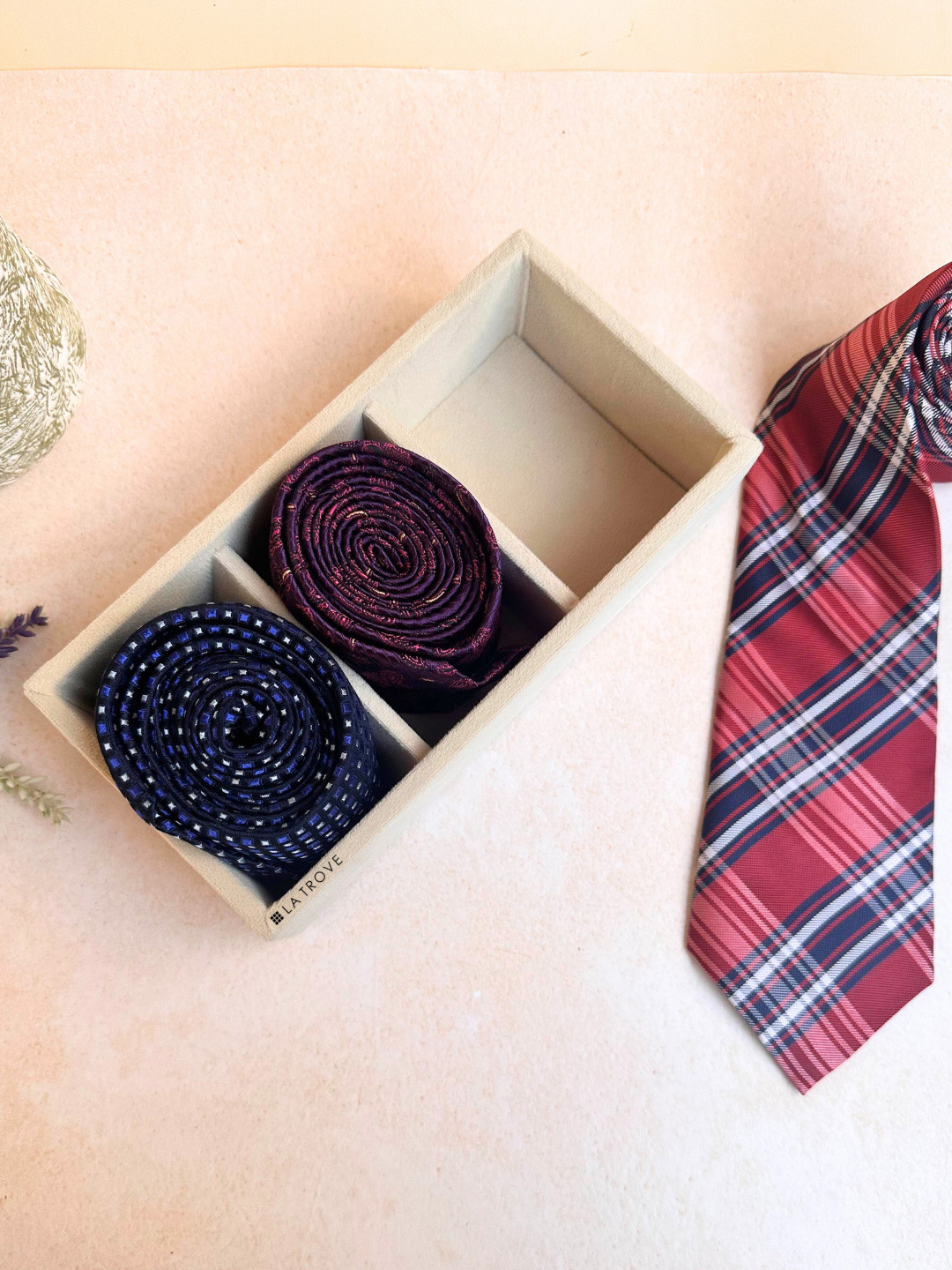 La Trove 3 Slot Cream Velvet Tie Organizer Tray