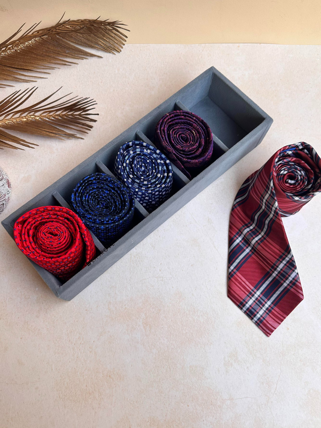 La Trove 5 Slot Grey Velvet Tie Organizer Tray