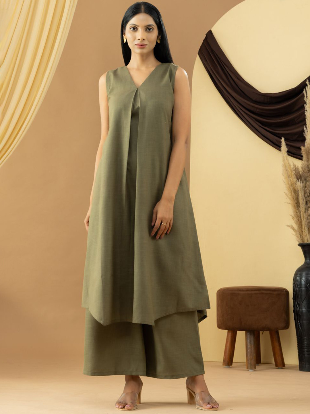 HANDIKART Pin Tucks V-Neck Flared Kurta With Palazzo