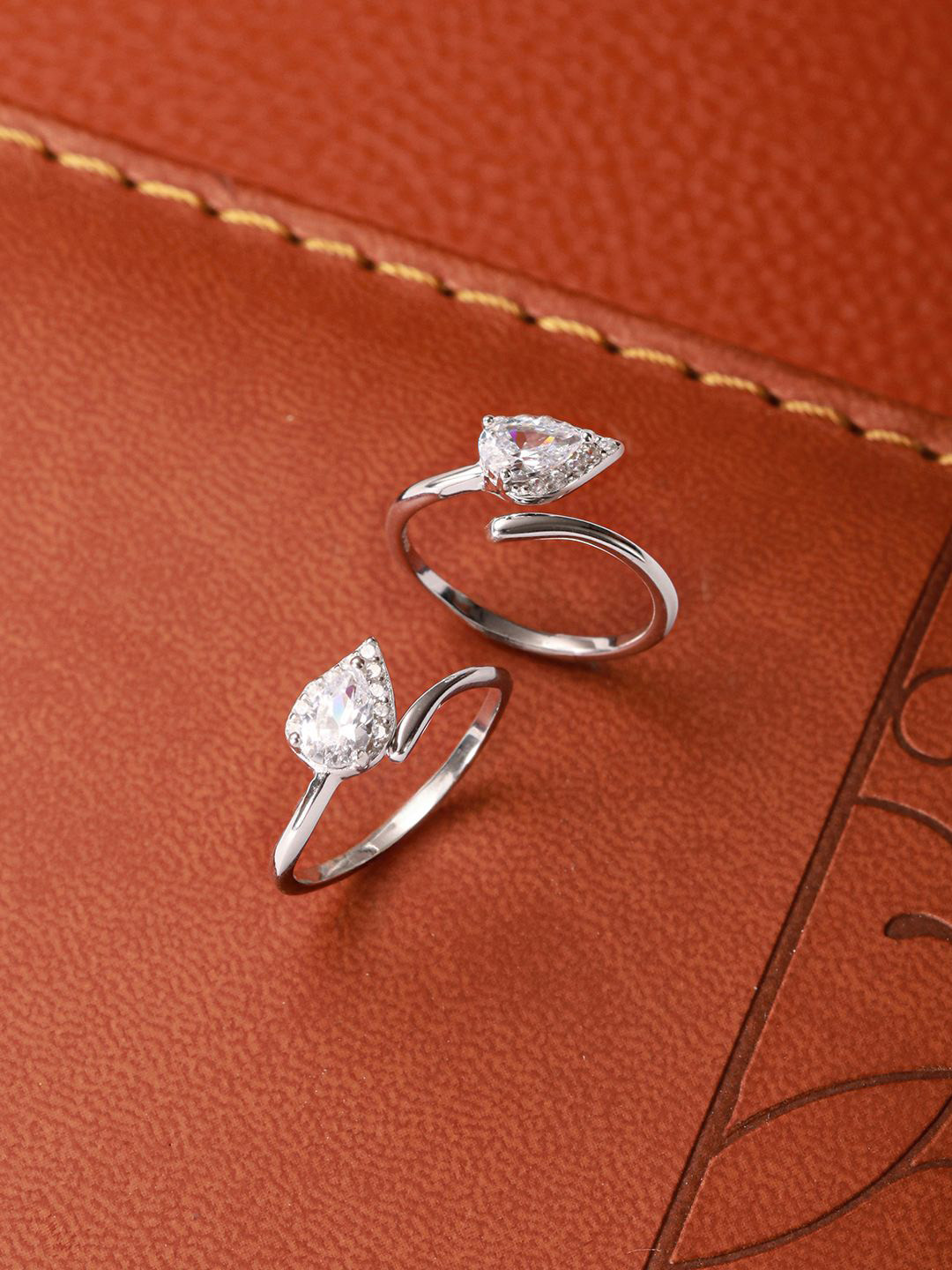 SARAF SILVERETZ 925 Sterling Silver-Plated American Diamond Studded Minimal Leafy Toe Ring