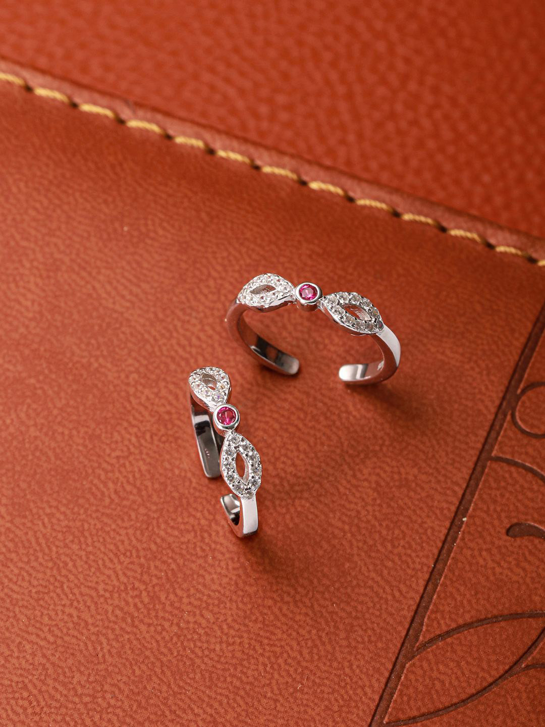 SARAF SILVERETZ 925 Sterling Silver-Plated AD-Studded Bow Shaped Minimal Toe Ring