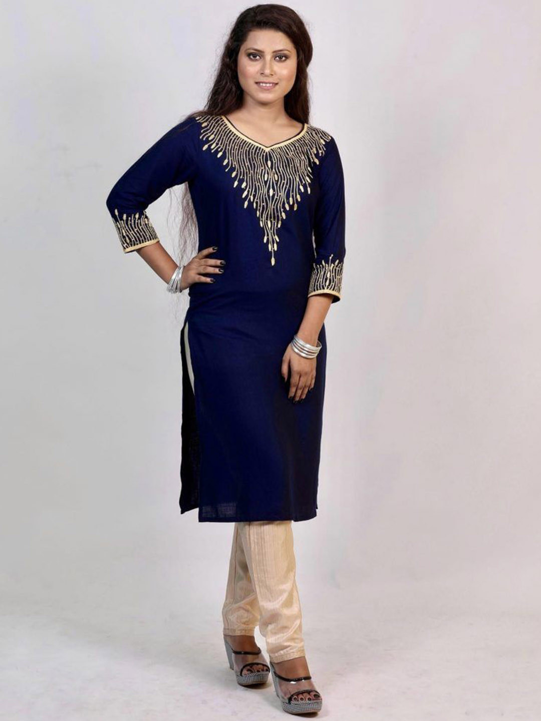 La Trendzo Geometric Embroidered V-Neck Straight Kurta