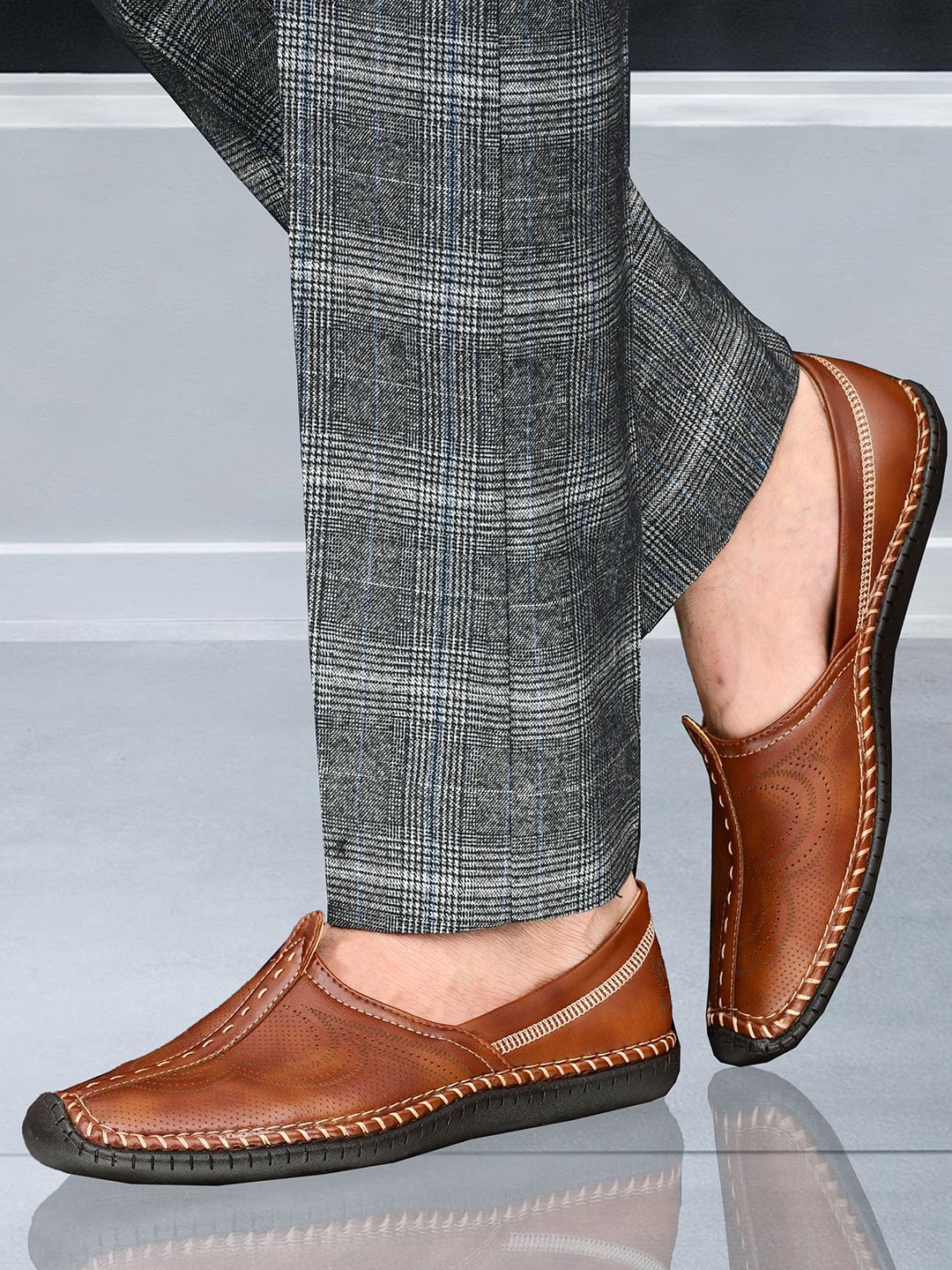 Big Boon Men Textured Round Toe Lightweight Mojaris