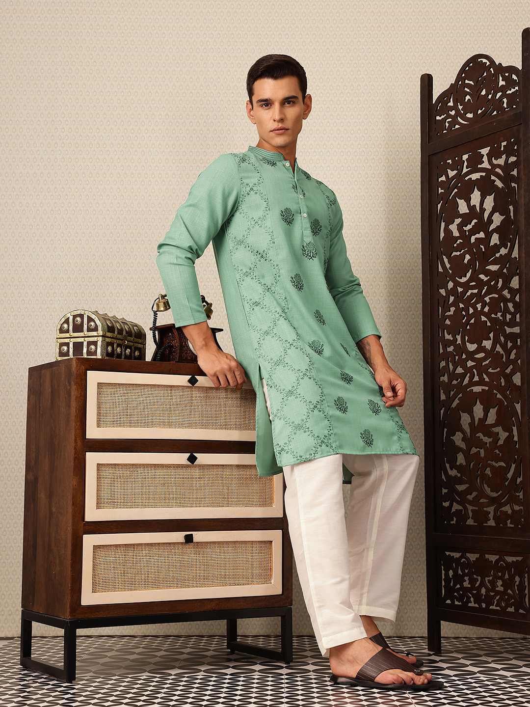 House of Pataudi Floral Thread Work Mandarin Collar Jashn Kurta with Trousers
