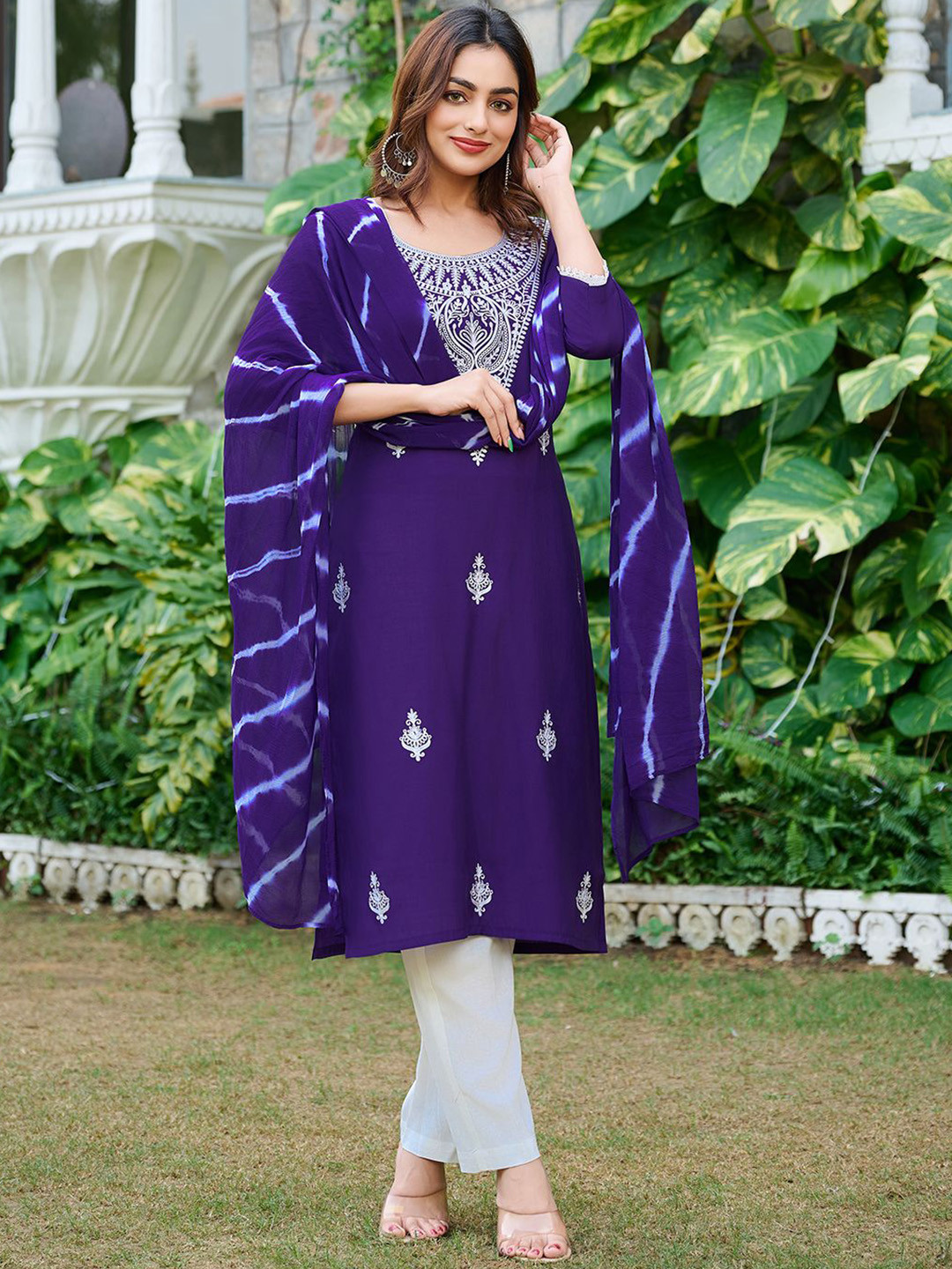 VIBE VISION Women Floral Embroidered Regular Thread Work Kurta with Trousers & With Dupatta