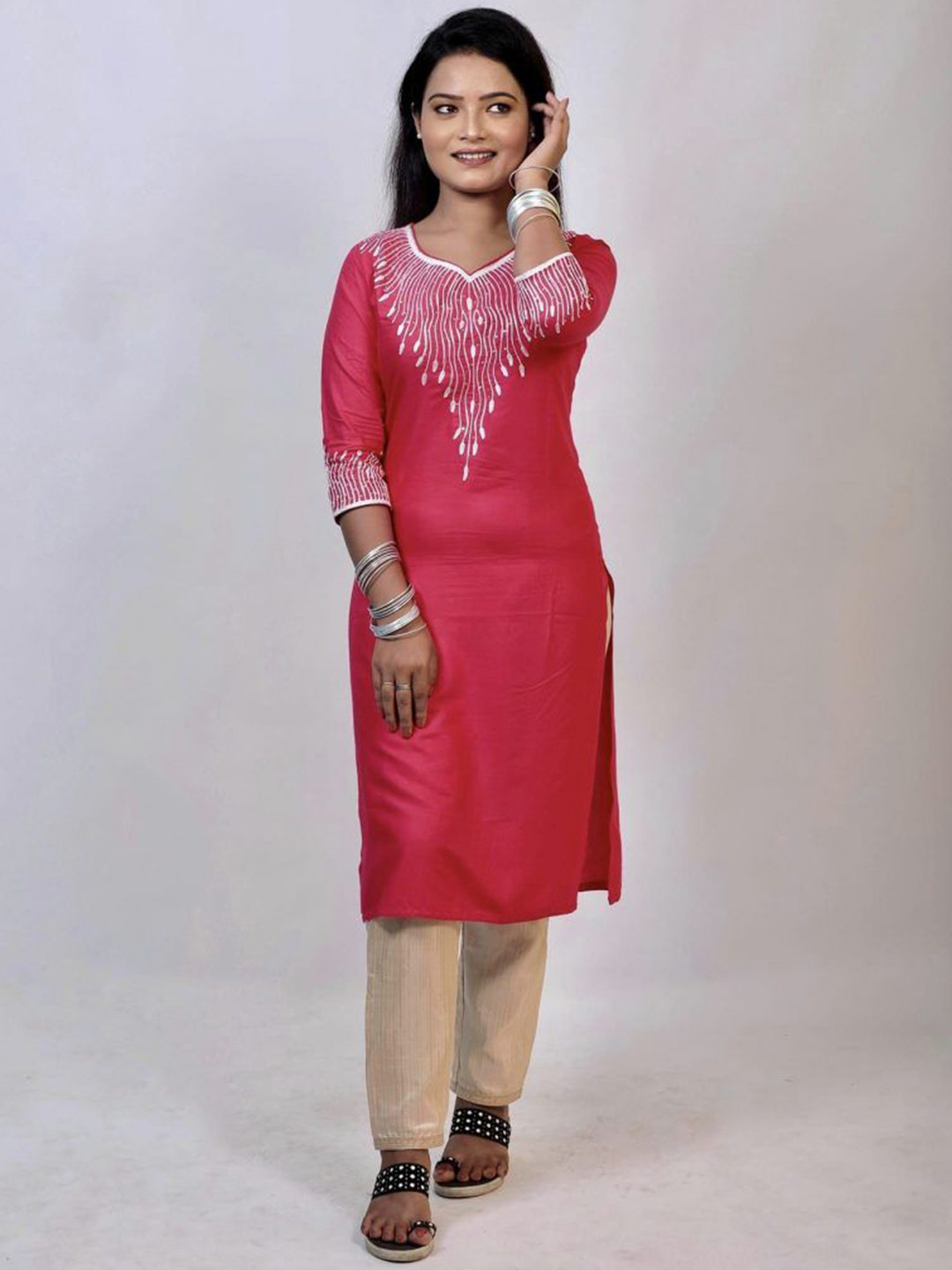 La Trendzo Geometric Embroidered Sweetheart Neck Straight Kurta