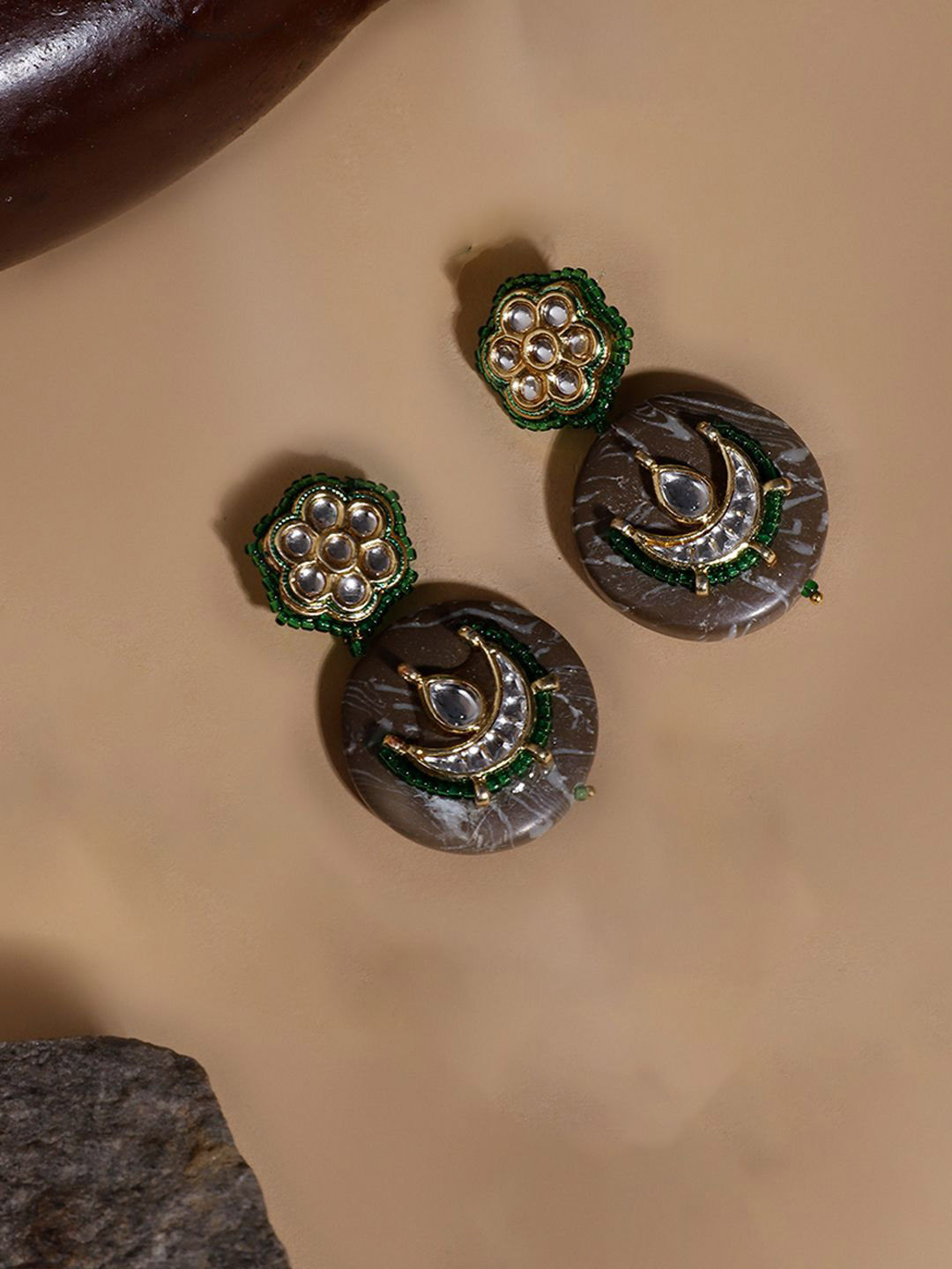 DUGRISTYLE Zamurd Zameen Gold-Plated Kundan Studded Contemporary Shaped Drop Earrings