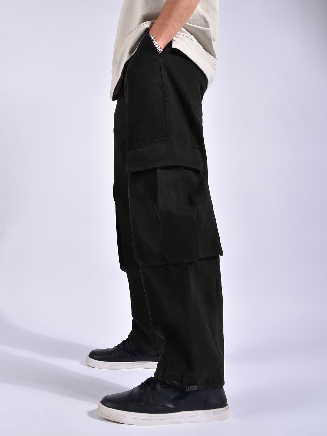 Beyoung Men Relaxed Mid-Rise Black Dart Detailed Cotton Cargo Pants
