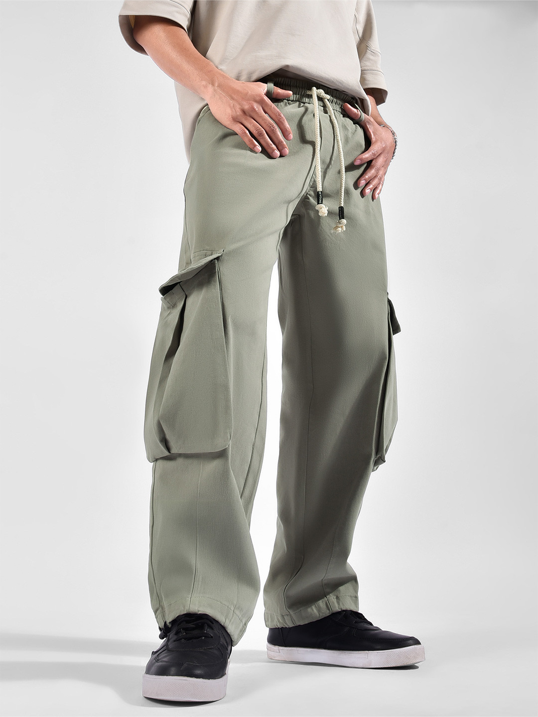 Beyoung Men Relaxed Mid-Rise Cotton Light Grey Dart Detailed Cargo Pants