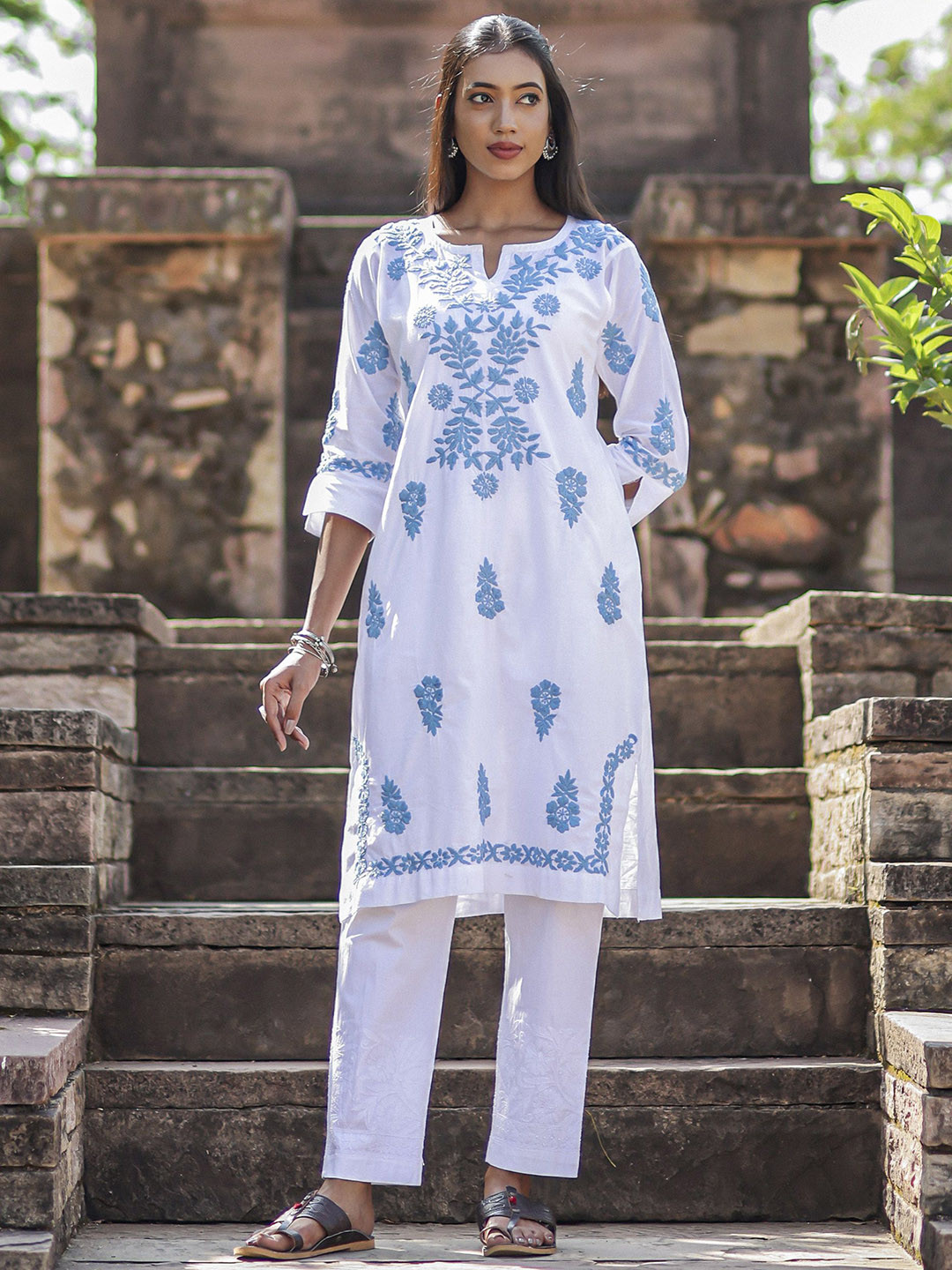 THE HOUSE OF INDU Floral Embroidered Notch Neck Cotton Chikankari Straight Kurta