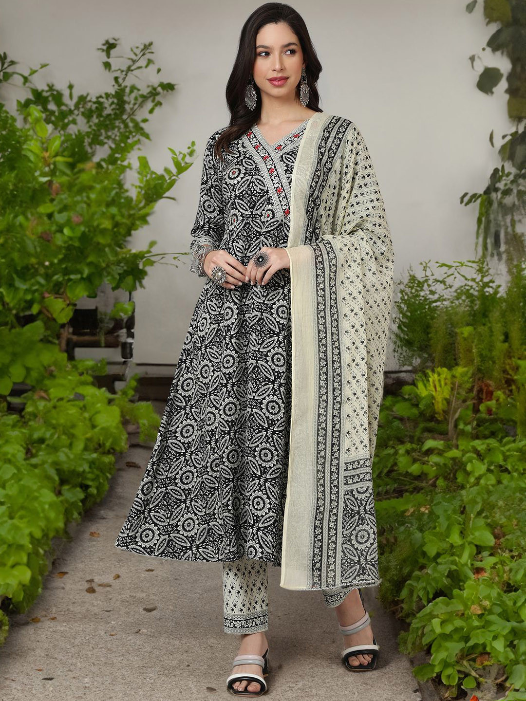 Viharini Women Floral Printed Regular Kurta with Trousers & With Dupatta