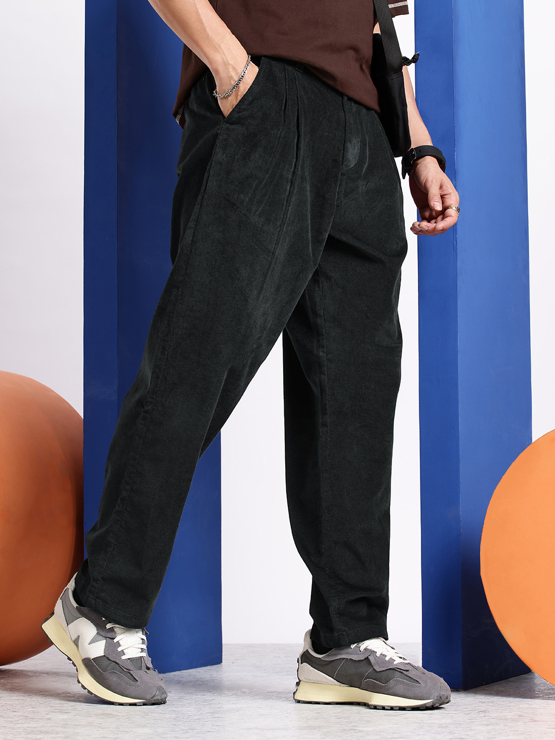 Aeropostale Men Relaxed Straight Leg Corduroy Pleated Chinos Trousers