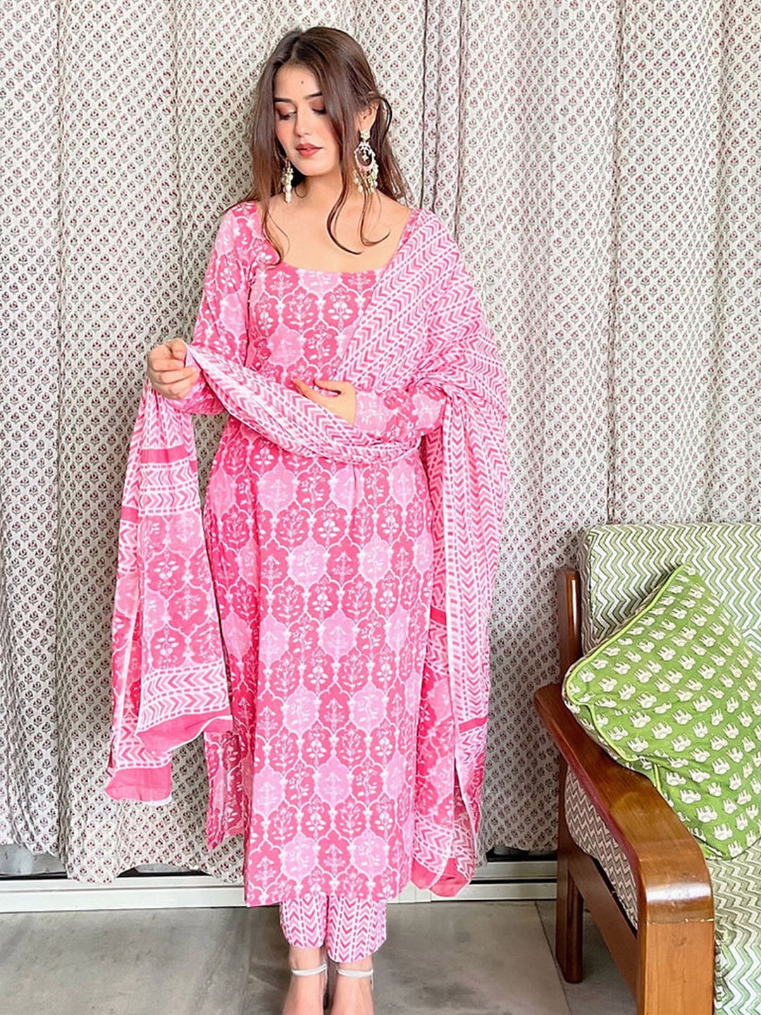 Handish Floral Printed Square Neck Straight Kurta With Trousers And Dupatta