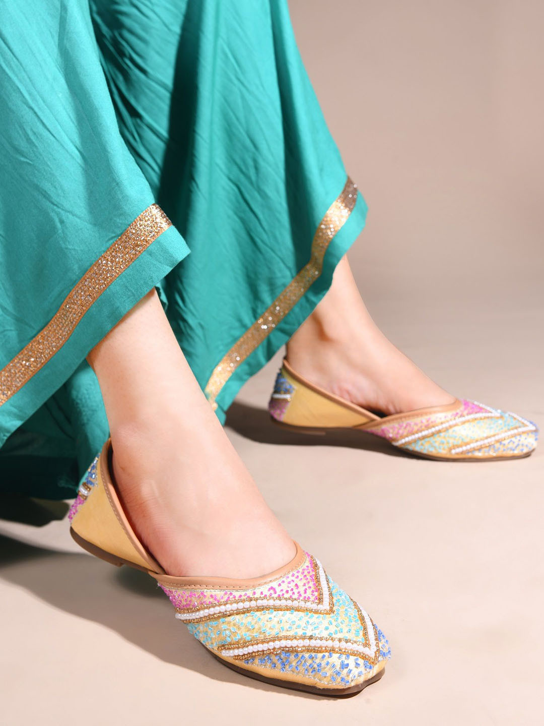 TRYME Women Embellished Mojaris