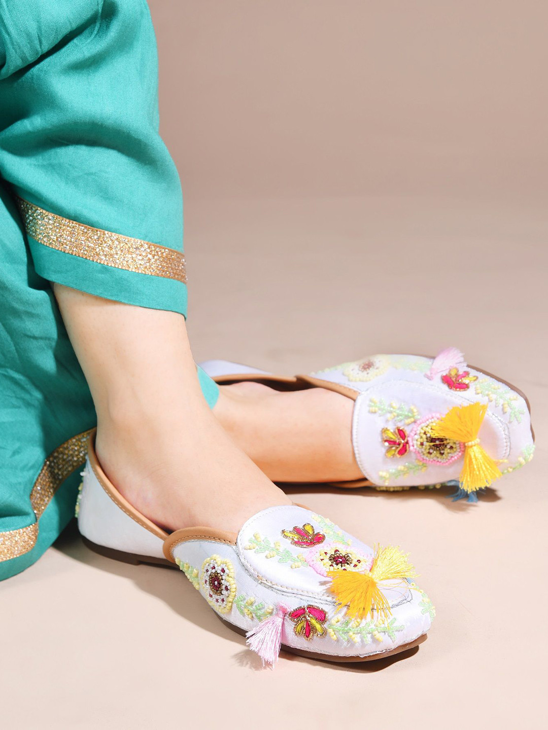 TRYME Women Embellished Square Toe Mojaris