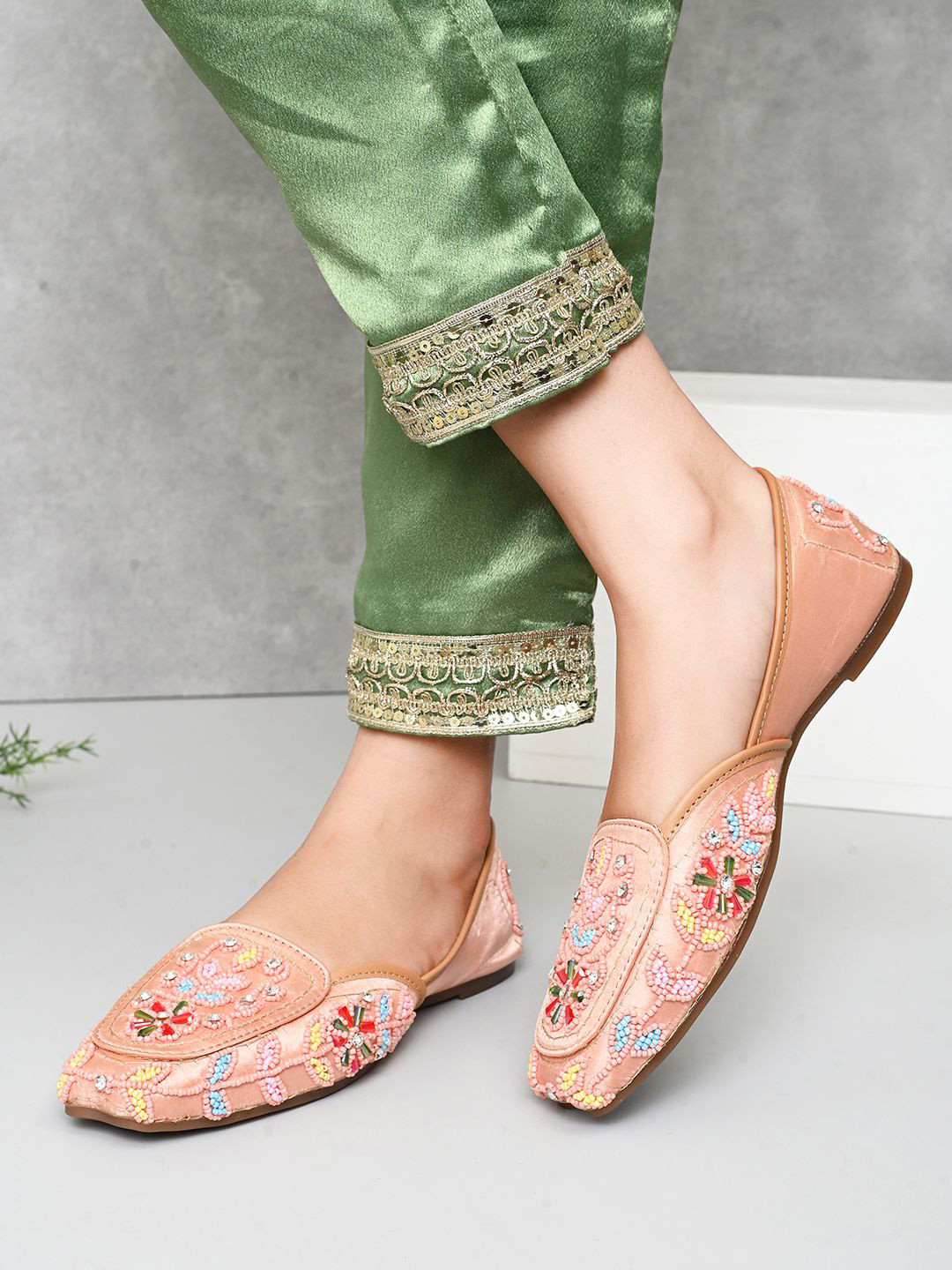 XE Looks Stylish Punjabi Juttis
