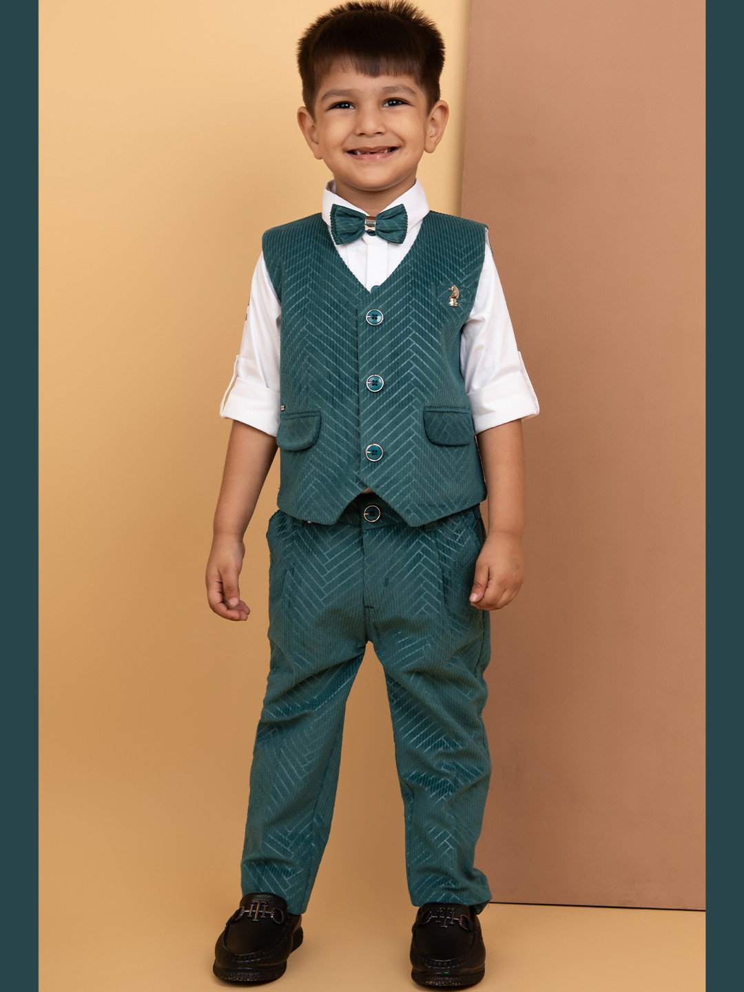LITTLE COLLARS Boys Self Design Velvet Suede Single-Breasted 4-Piece Suits