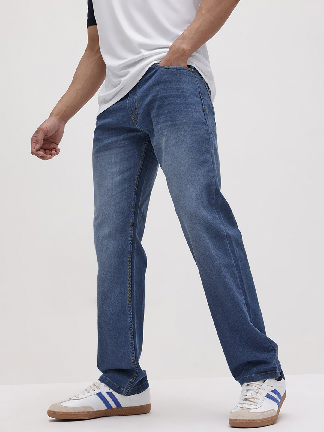 The Roaster Life Co. Men Regular Fit Mid-Rise Light Fade Stretchable Jeans