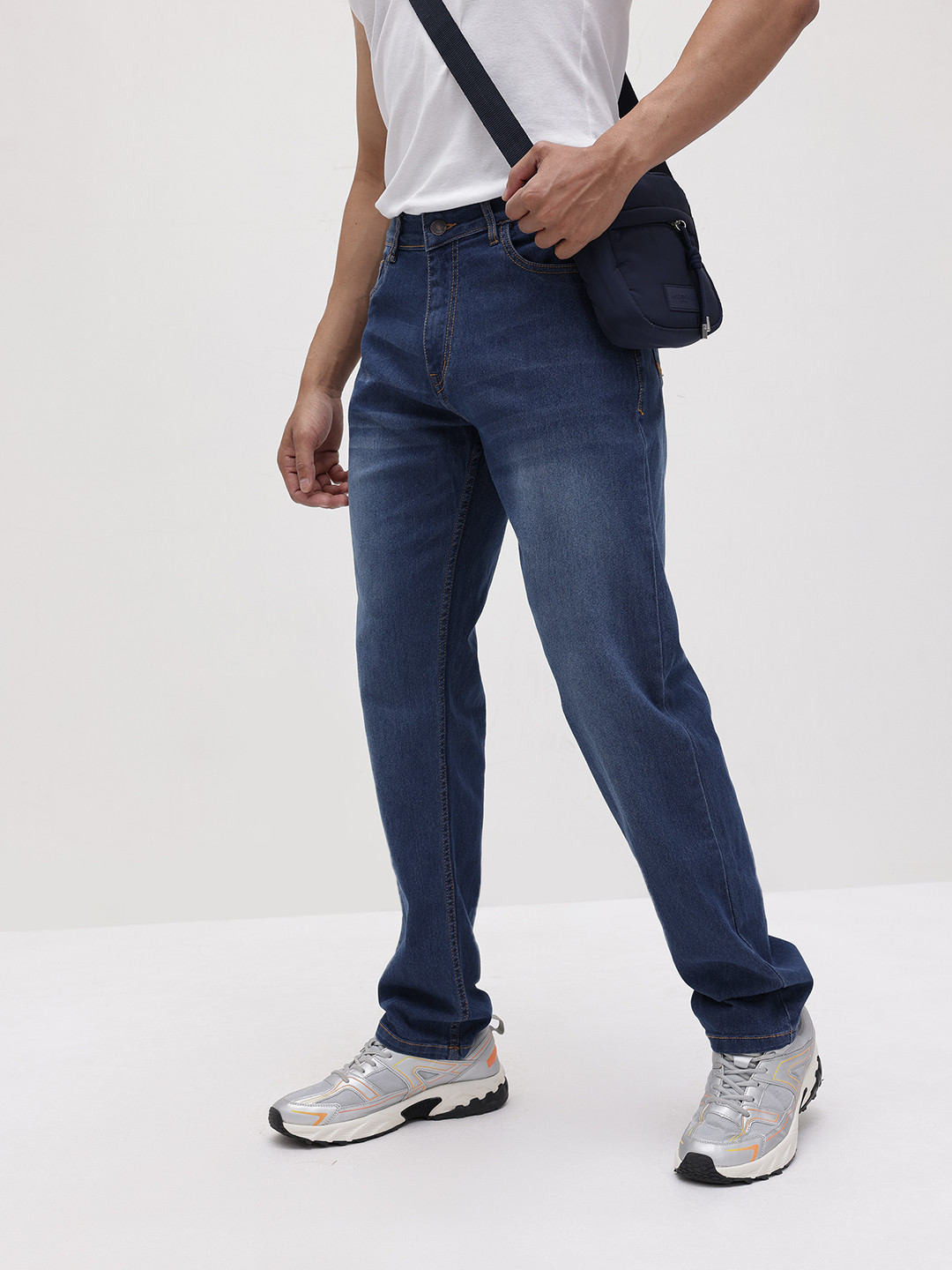 The Roadster Life Co. Men Relaxed Fit Light Washed Jeans