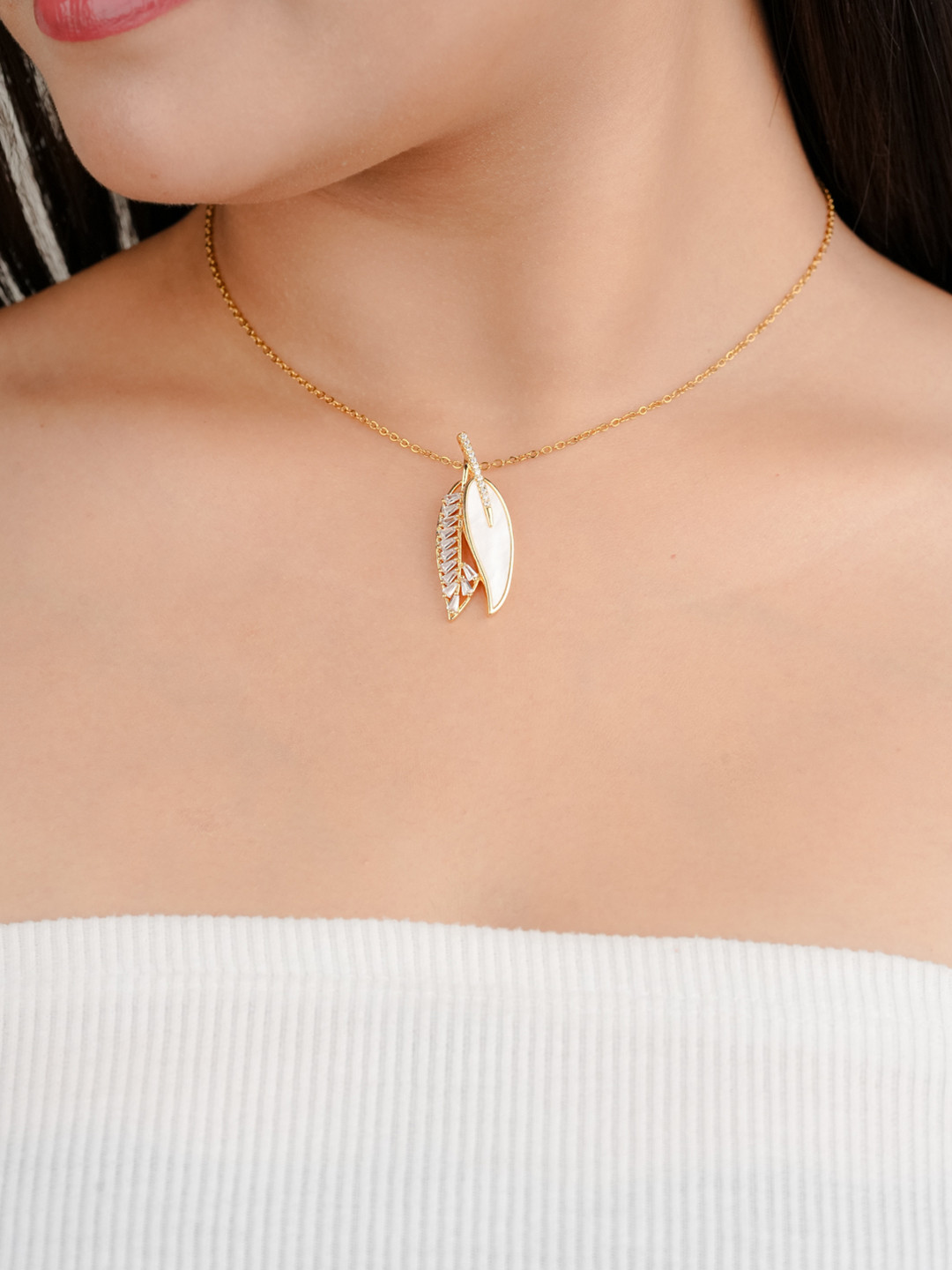 Zeraki Jewels Gold-Plated Feather Shaped Pendants With Chains