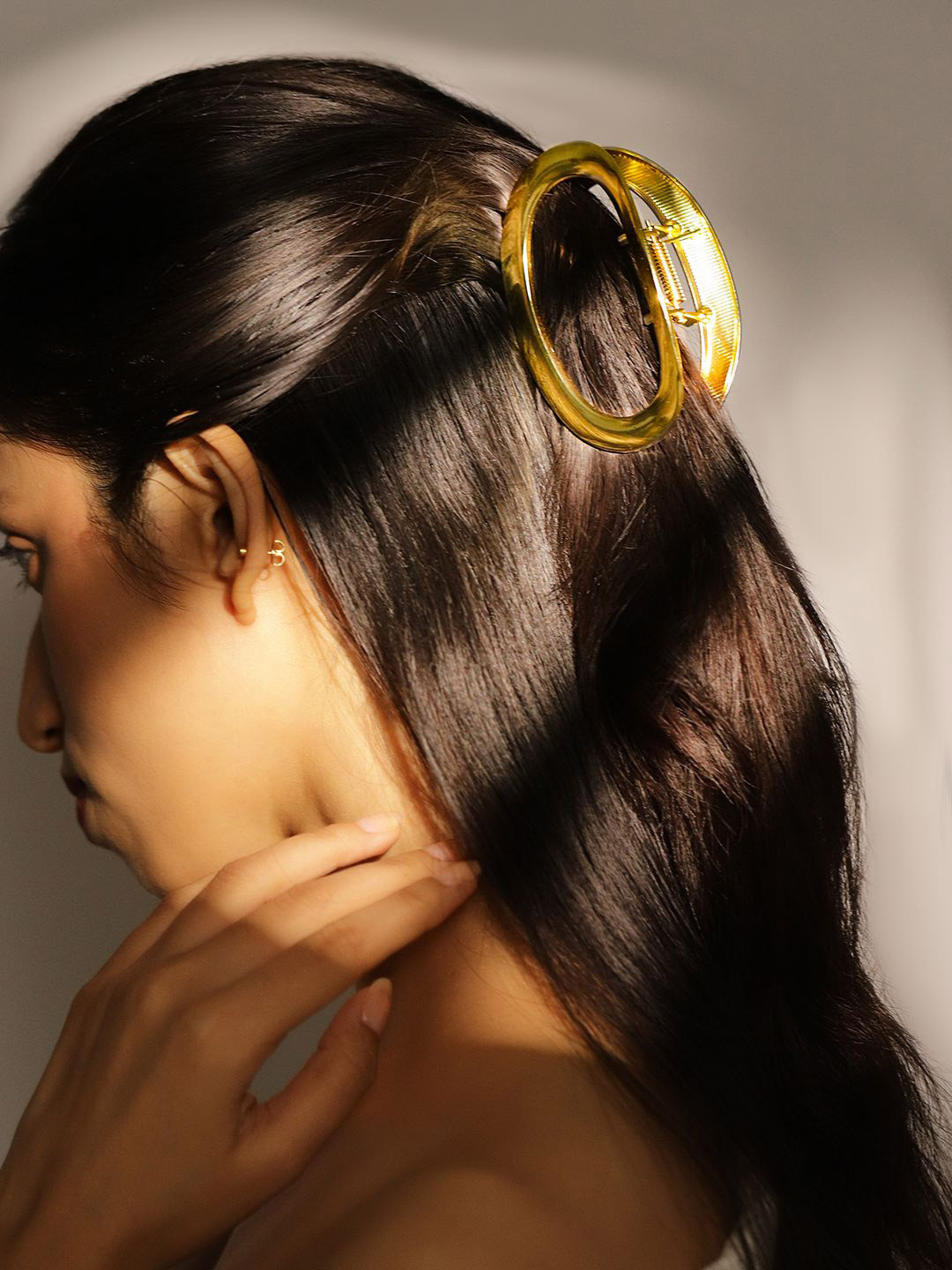 Rubans 18K Gold Plated Oval Frame Design Hair Claw Clip - Statement Hair Accessory