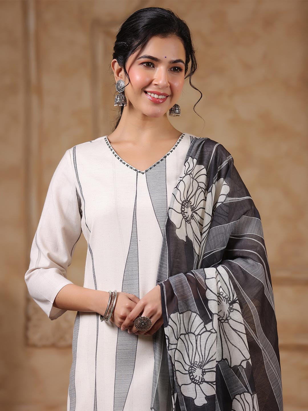 Varanga Women Floral Printed Regular Thread Work Pure Cotton Kurta with Trousers & With Dupatta