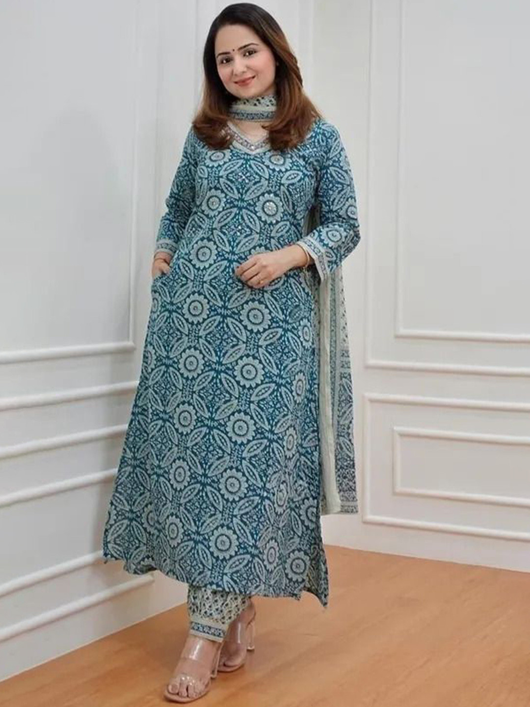hirangana Women Floral Printed Regular Kurta with Trousers & With Dupatta