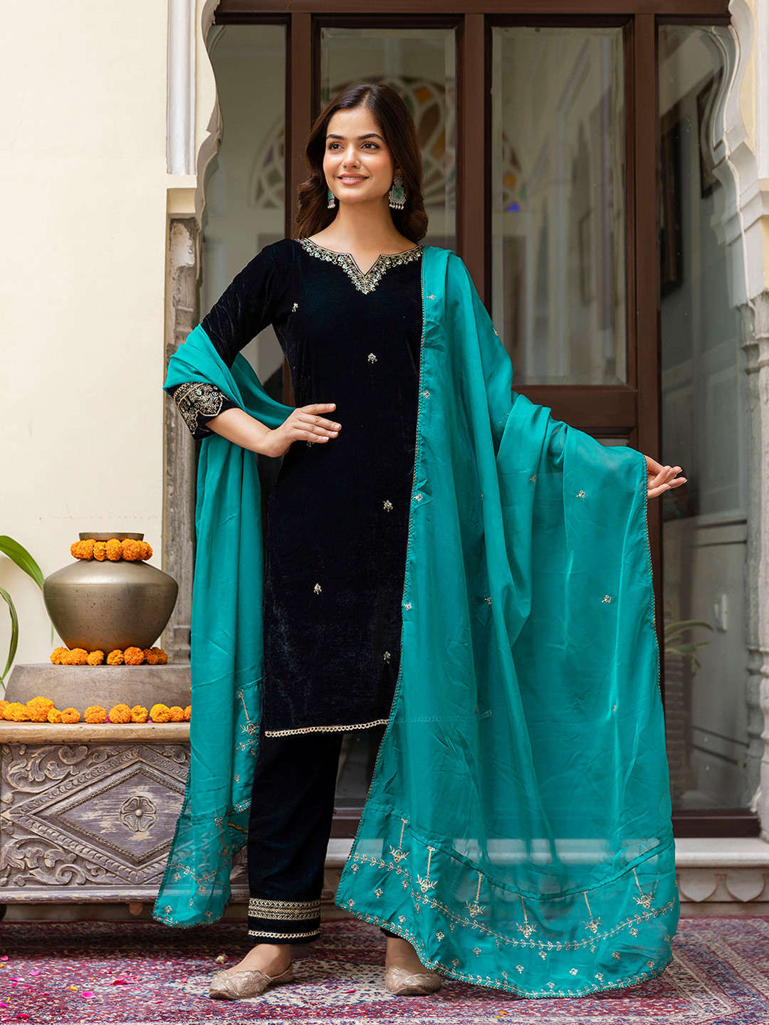 Trendmalls Women Floral Embroidered Regular Sequinned Velvet Kurta with Trousers & With Dupatta