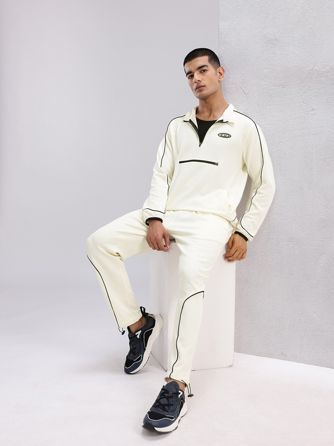 HRX by Hrithik Roshan Men Contrast Trim Lifestyle Tracksuit