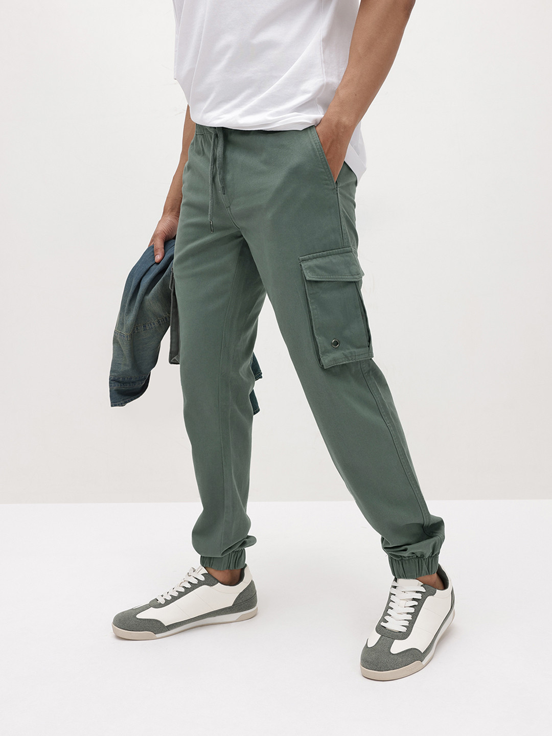 The Roadster Life Co  Men Regular Jogger styled Cargos