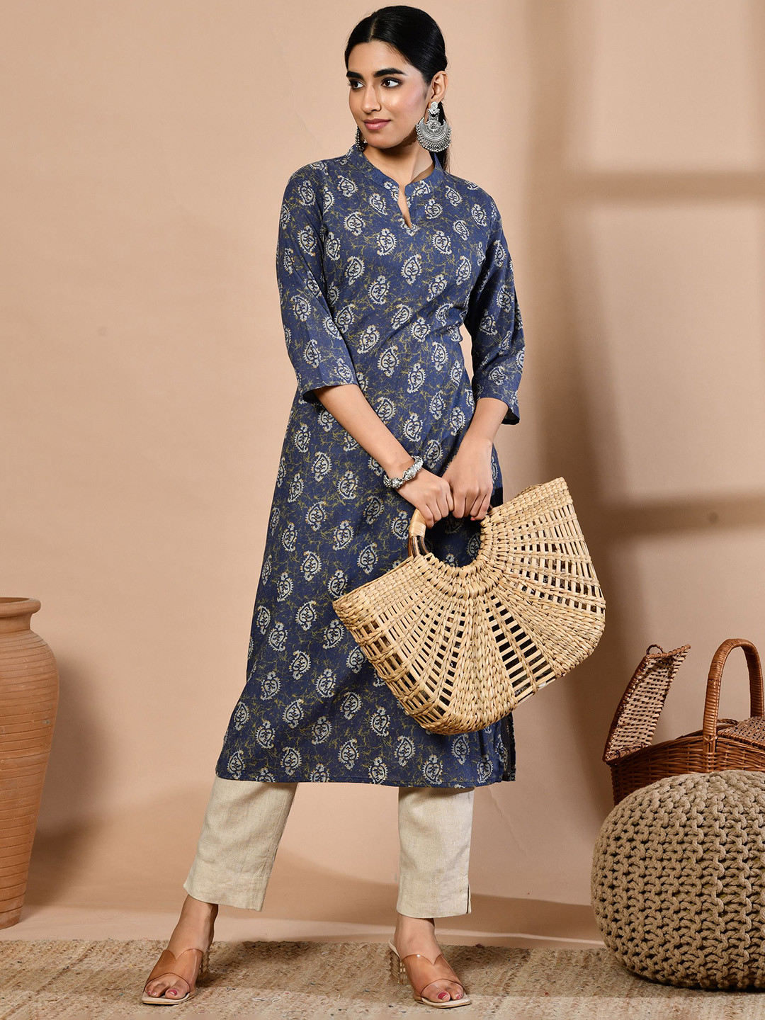 GLOWWORLD Women Floral Printed Thread Work Floral Kurta