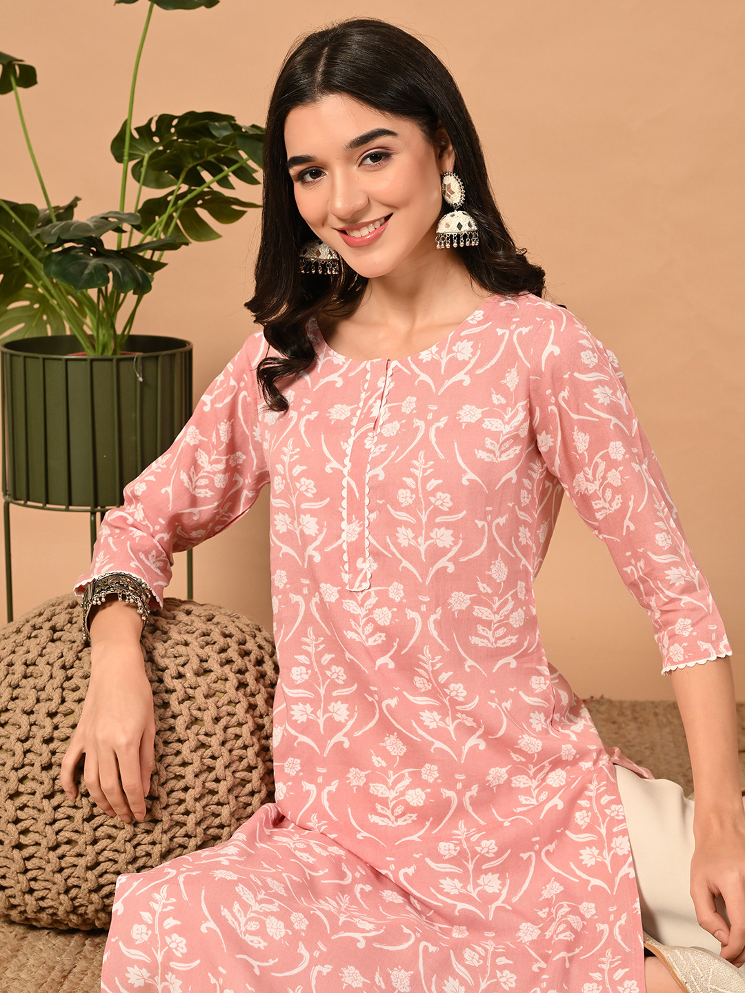 DORIYA Floral Printed Round Neck Straight Kurta