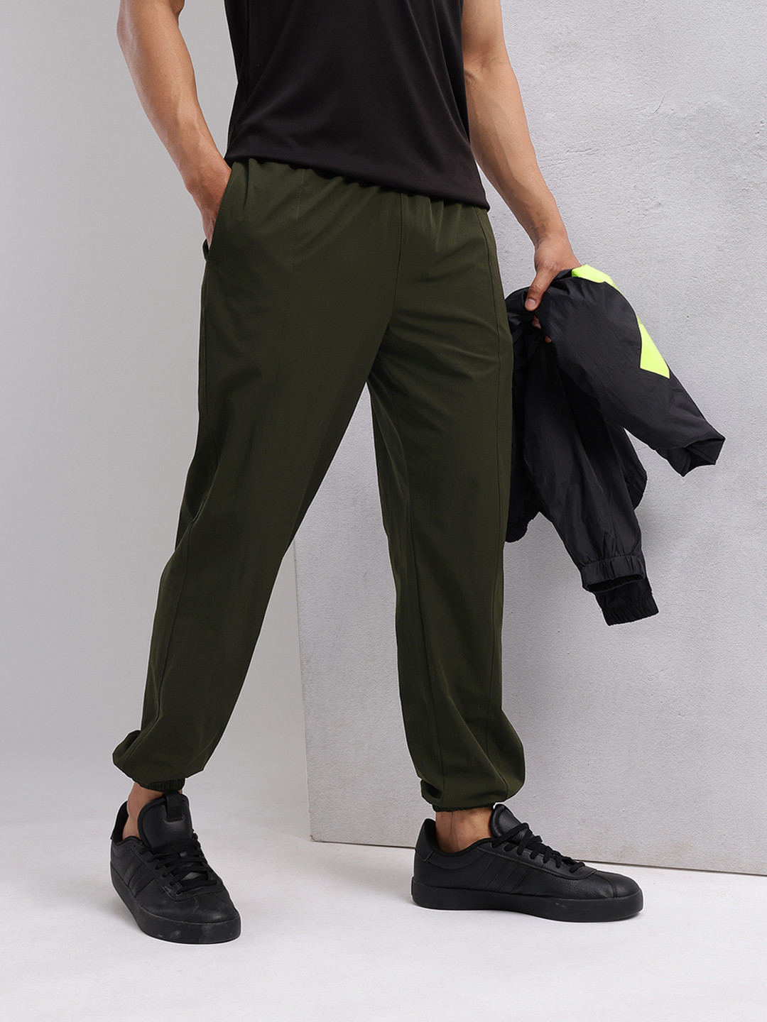 HRX by Hrithik Roshan Men Front Seam Mid-Rise Regular Fit Lifestyle Joggers