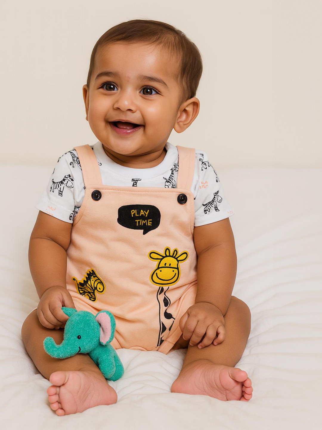 MeeMee Infant Girls Printed Cotton Giraffe  Applique Dungaree With T-Shirt