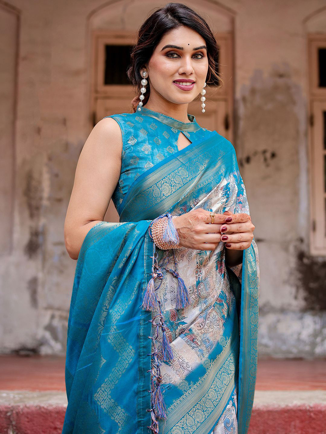 DIVASTRI Ethnic Motifs Zari Banarasi Saree