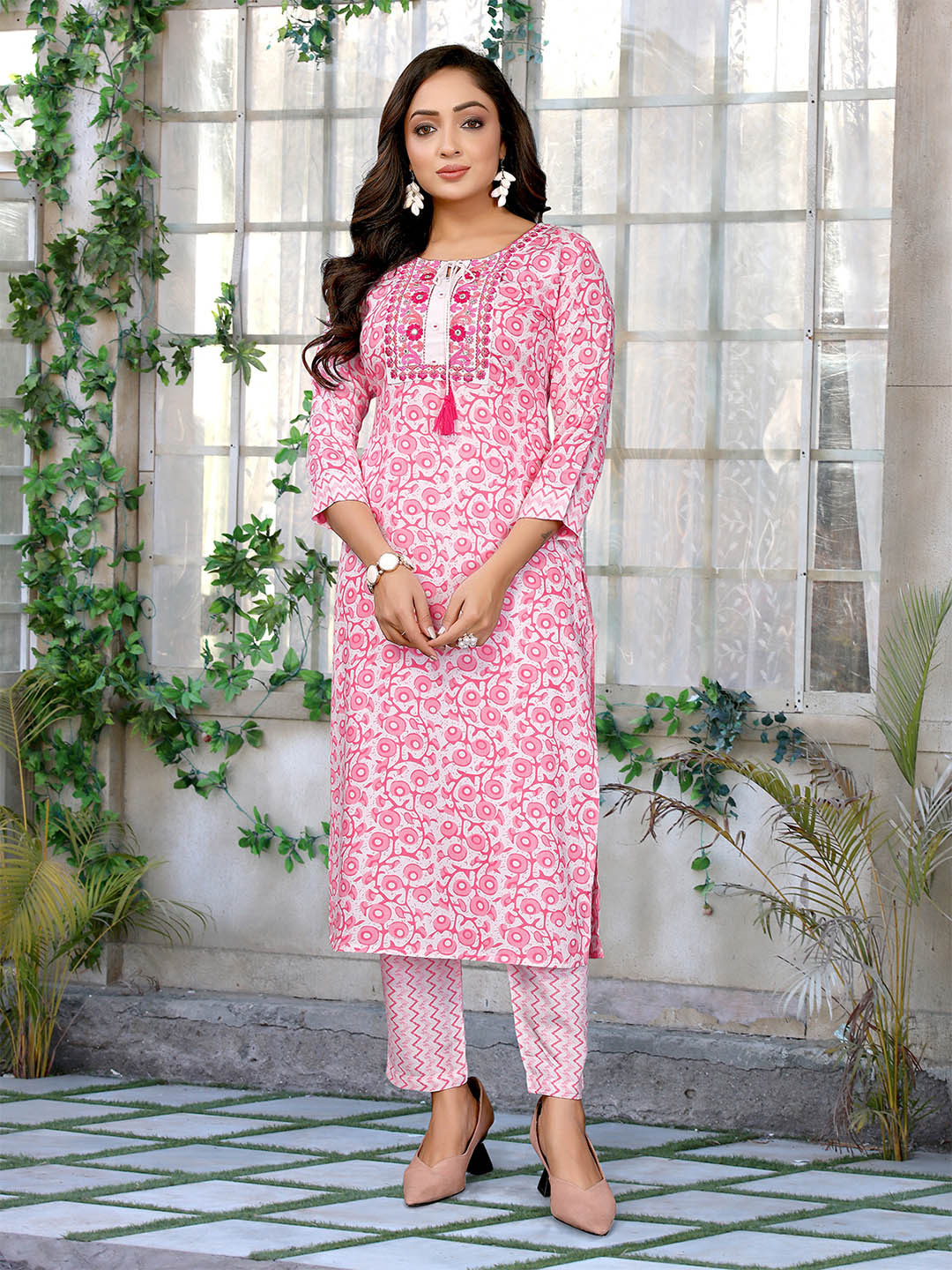 Rangita Women Floral Printed Regular Thread Work Kurta with Trousers