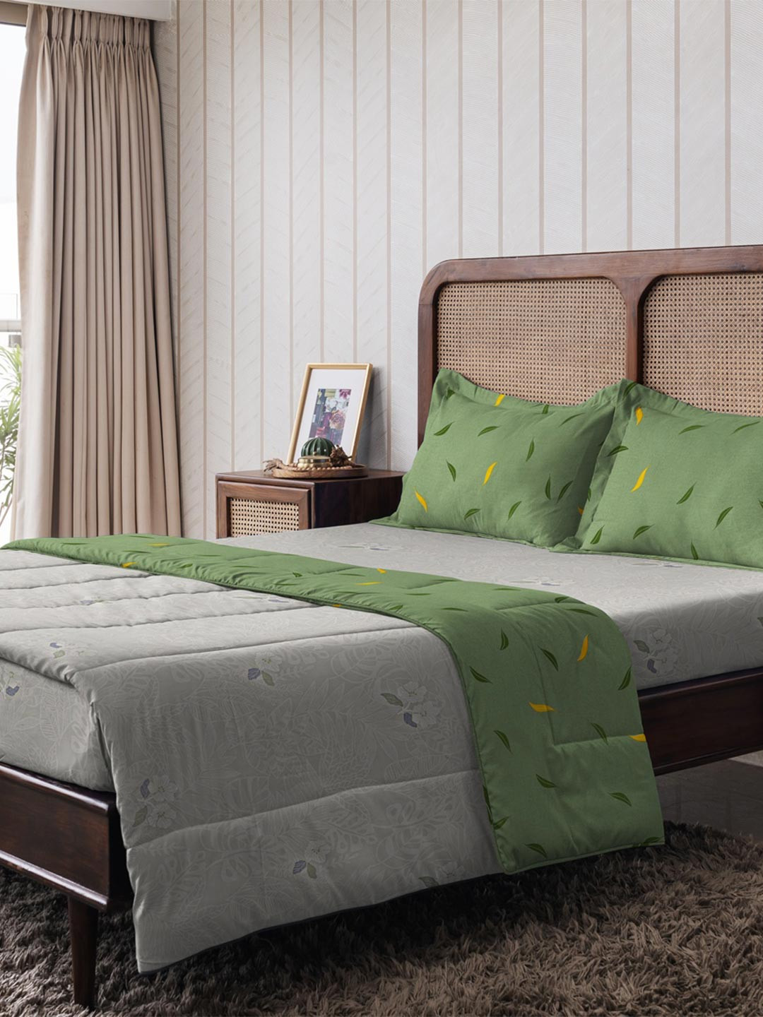 The Happy Pod Off White & Green Microfiber Queen Bedsheet & Comforter with 2 Pillow Covers