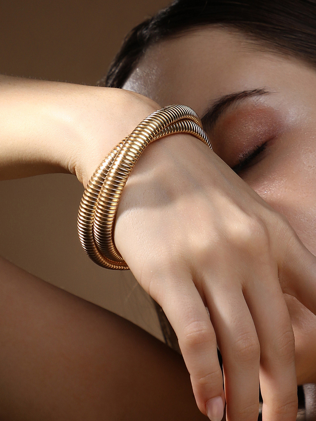 SOHI Women Gold-Plated Ribbed-Intertwine Bracelet