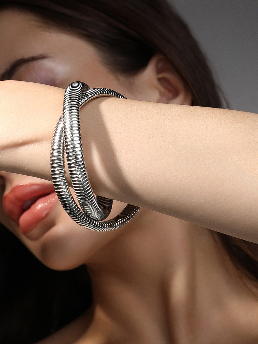 SOHI Women Silver-Plated Ribbed-Intertwine Bangle-Style Bracelet