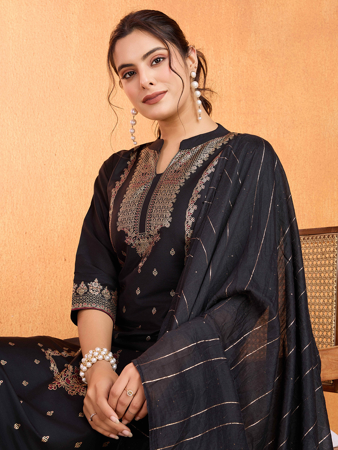 SUAAC Women Printed V Neck Kurta & Trousers With Dupatta