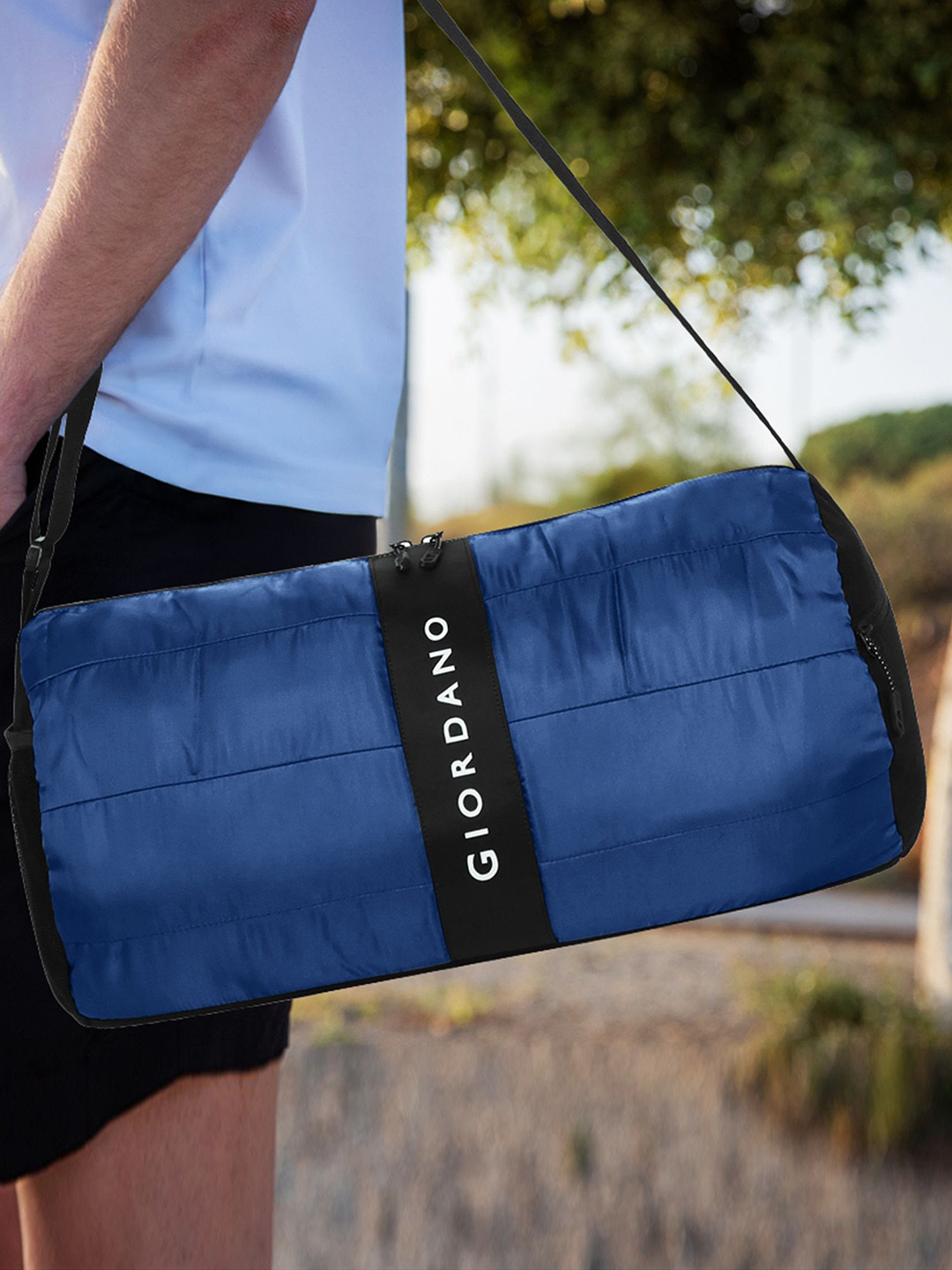 GIORDANO Unisex Blue & Black Colourblocked Medium Foldable Sports Or Gym Duffel Bag