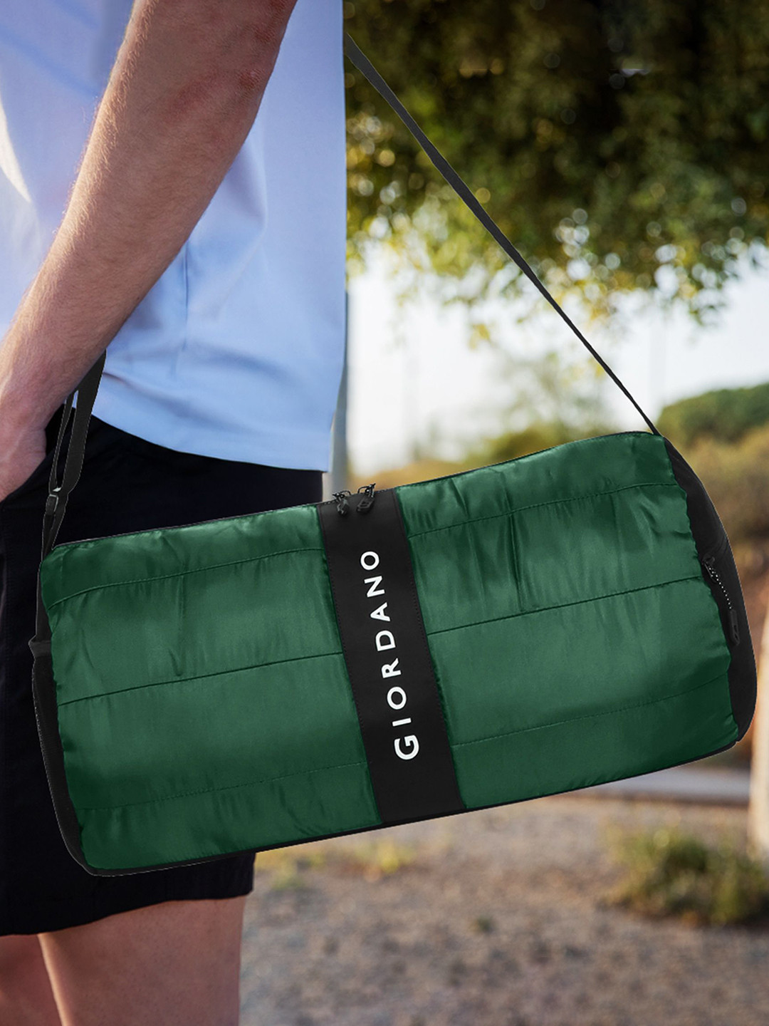 GIORDANO Unisex Green Colourblocked Medium Foldable Sports or Gym Duffel Bag