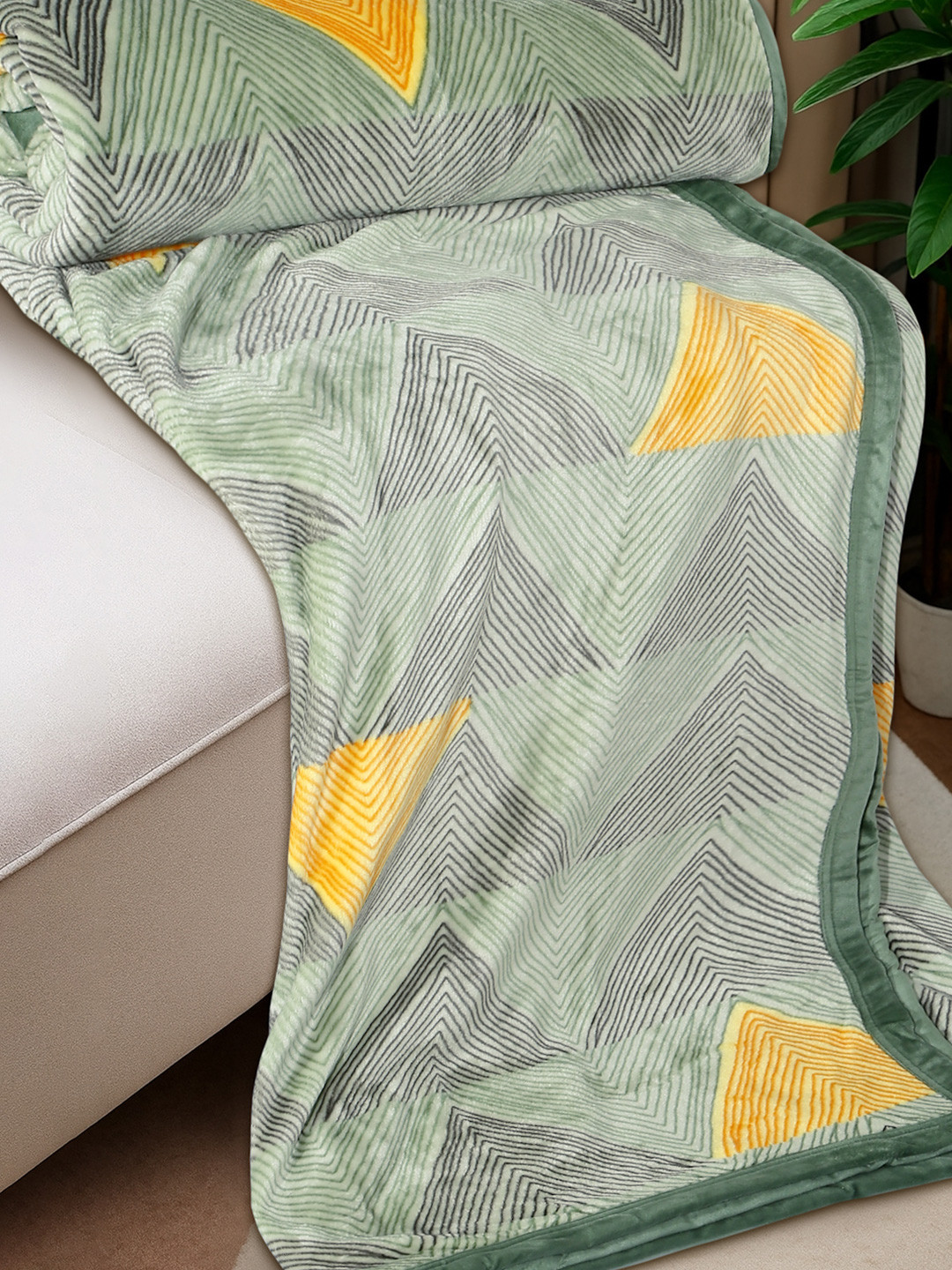 DREAM WEAVERZ Green & Yellow Geometric Heavy Winter 150 GSM Double Bed Blanket