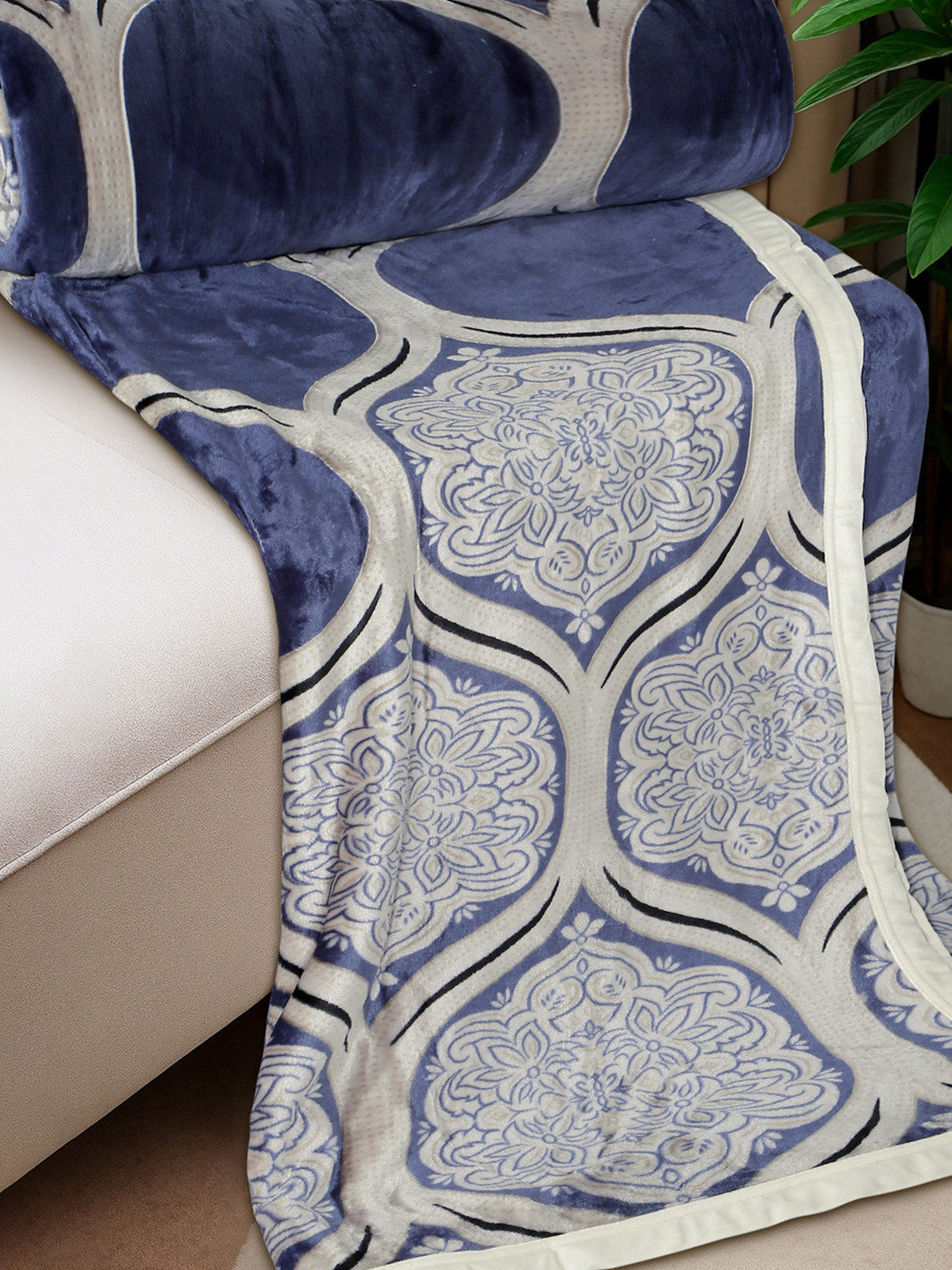 DREAM WEAVERZ Navy Blue & Beige Geometric Heavy Winter 150 GSM Double Bed Blanket