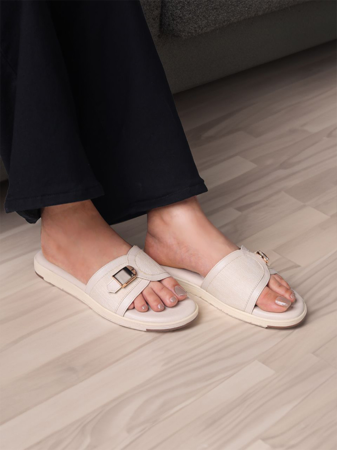 Monrow Women Marley Cream Flats